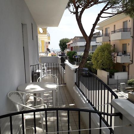 Hotel Lora Rimini Esterno foto