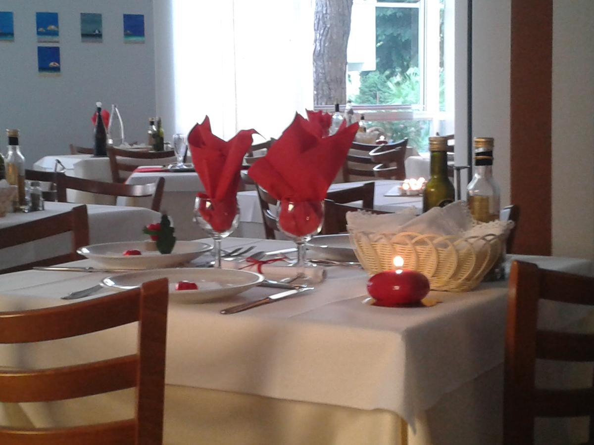 Hotel Lora Rimini Esterno foto