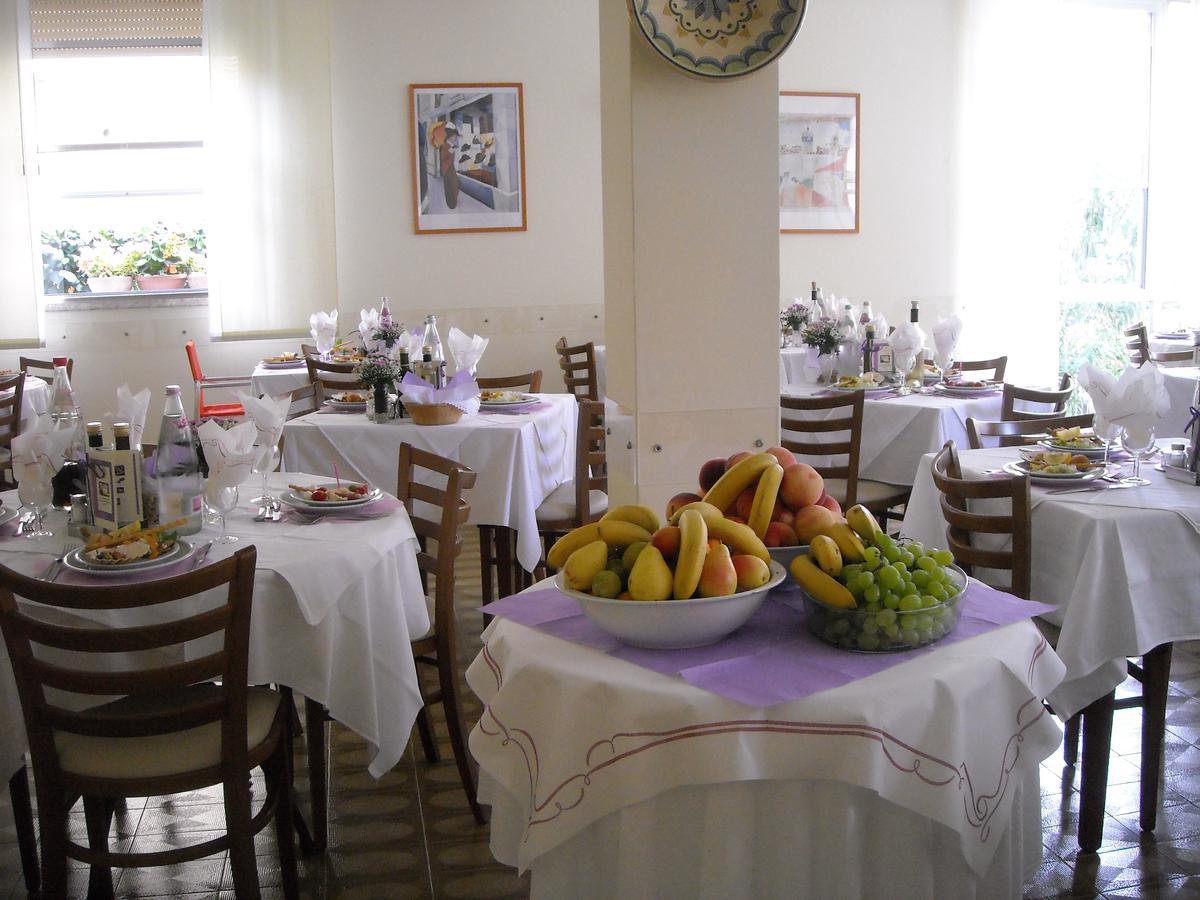 Hotel Lora Rimini Esterno foto
