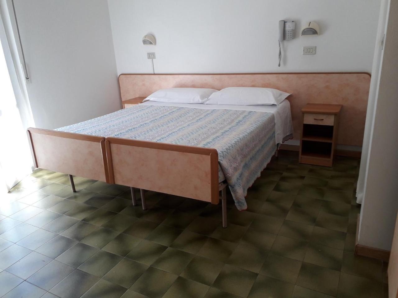 Hotel Lora Rimini Esterno foto