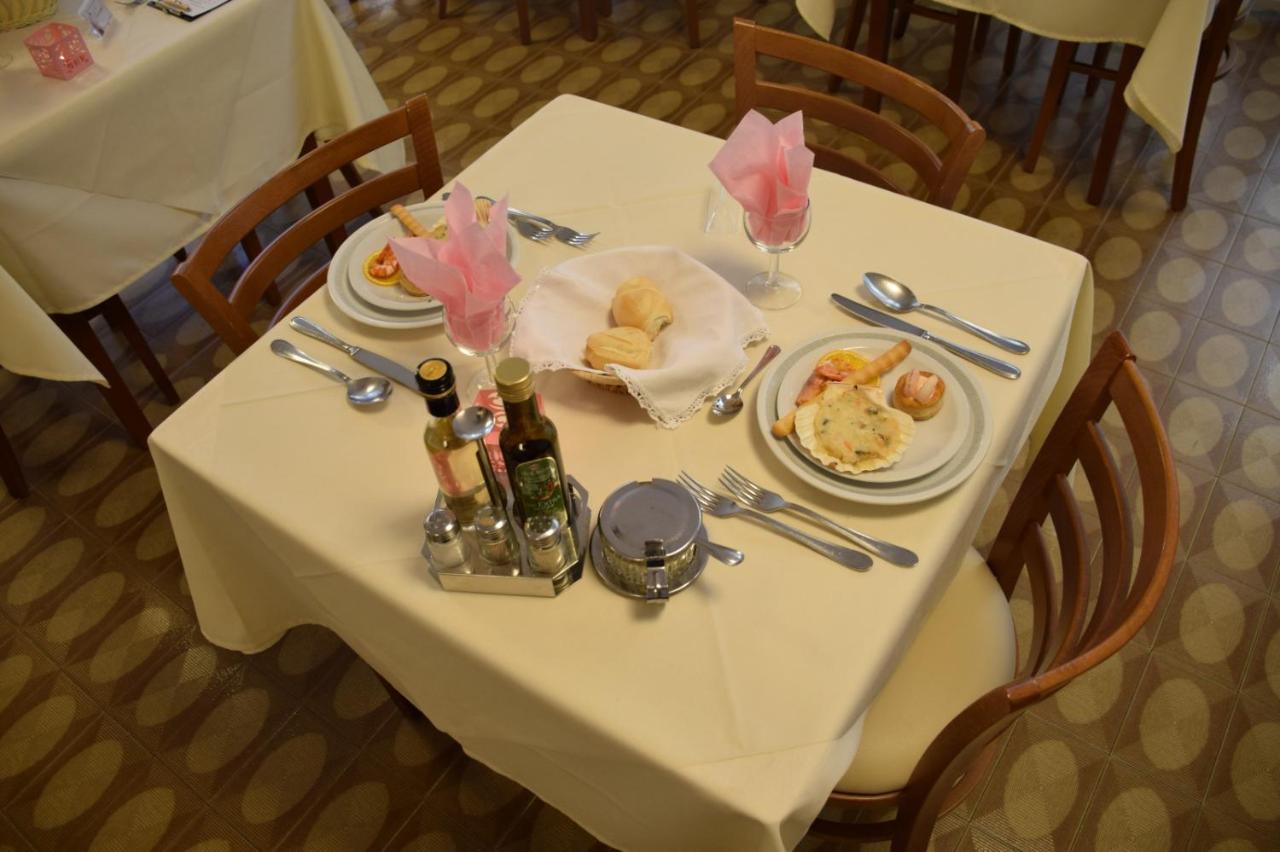 Hotel Lora Rimini Esterno foto
