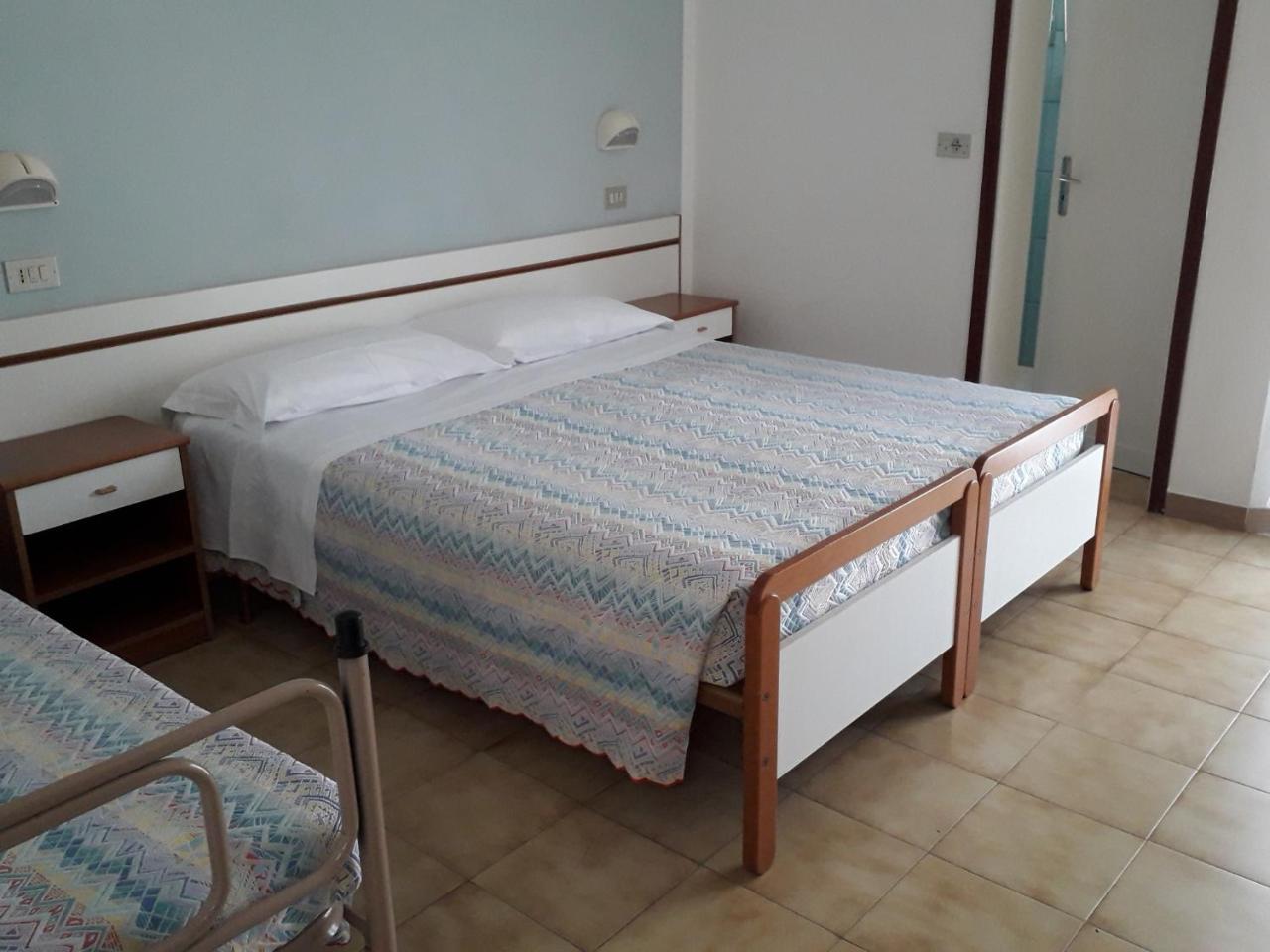 Hotel Lora Rimini Esterno foto